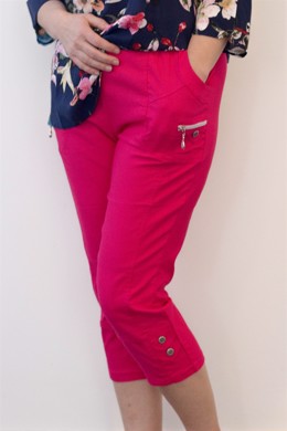 Stumpe bukser med elastik i taljen og stræk i rød til damer. Capri bukser i model Pia med slank pasform og finde detaljer.